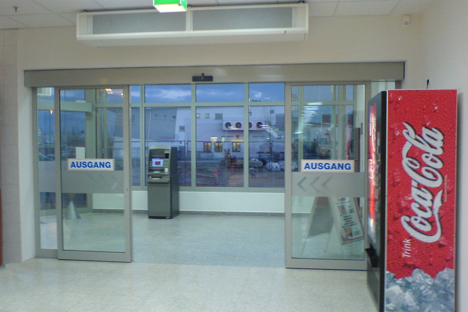 Automatiktür und Geldautomat