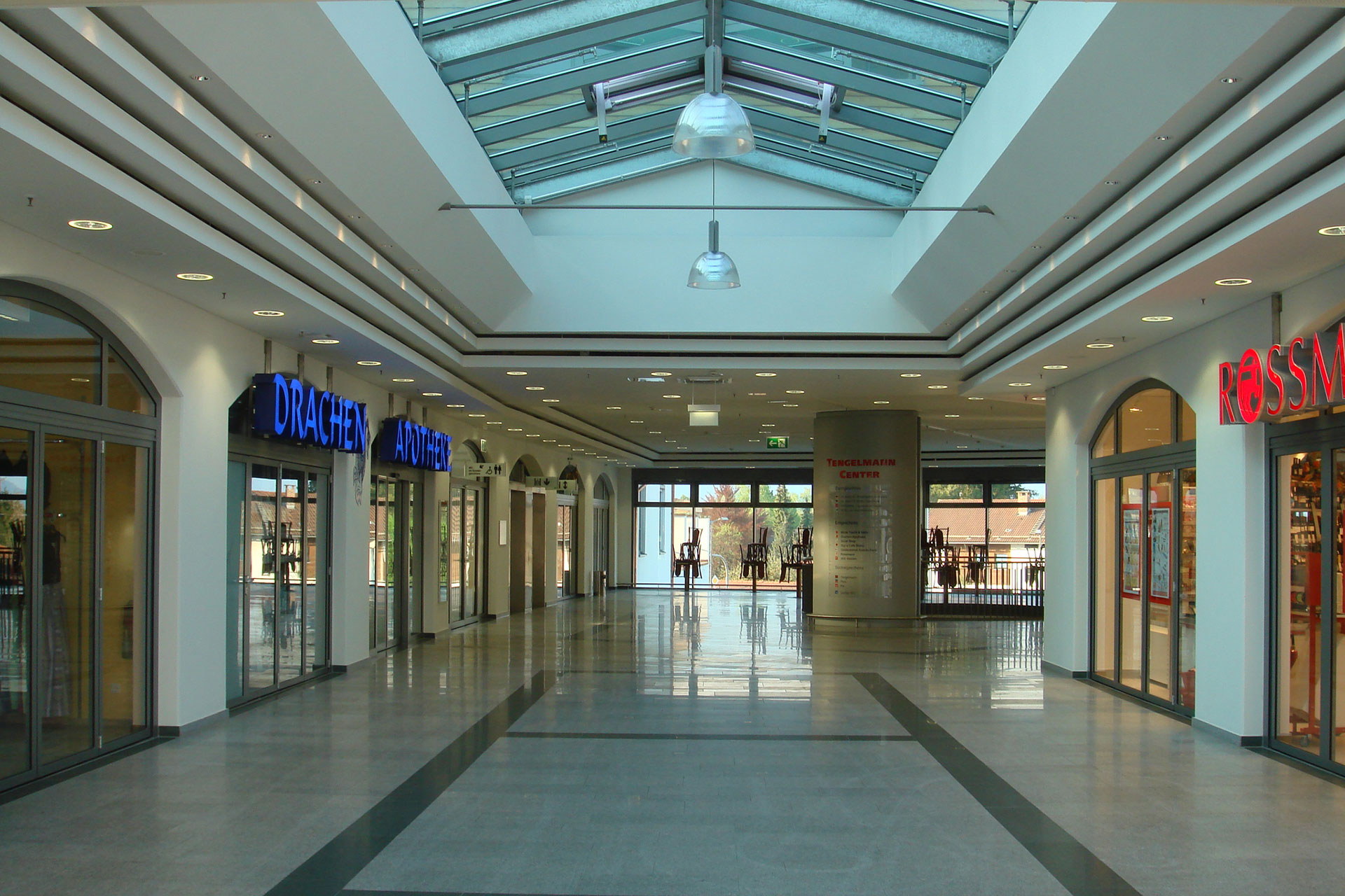 Schaufensterfassaden und Glasdach in Einkaufszentrum